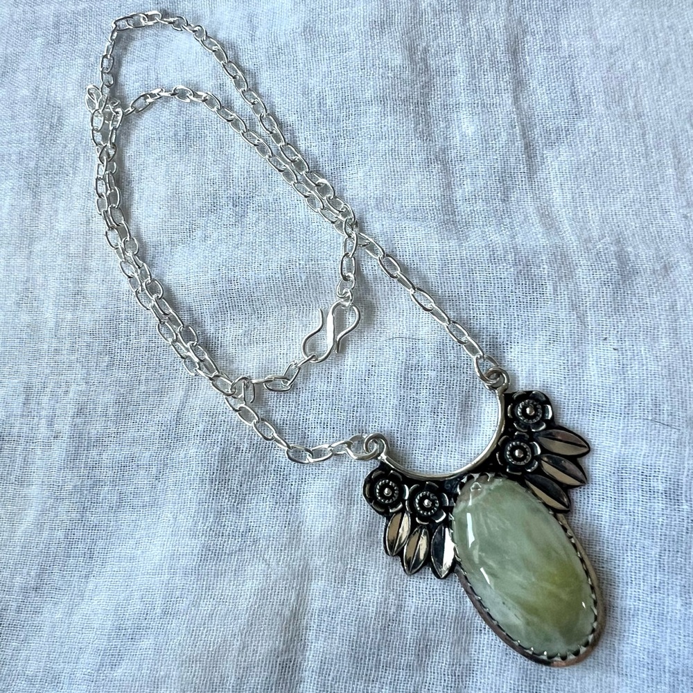 925 Gorgeous Ornate Heart Chakra Prehnite Necklace - Picture 4 of 8